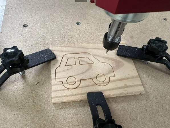 vigocanyon CNC 加工作品 — 汽車輪廓雕刻（松木）